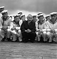 Hồ Chí Minh, Presidente de la República Democrática de Vietnam, junto a marinos de la Armada Popular durante su visita a la isla de Riems (28-7-1957).