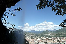 Vue de Trente de derrière la cascade de Saragna.