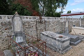 Tombes anciennes dans le cimetière Saint-Martin.