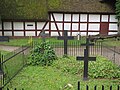 Friedhof, Umfassungsmauer mit Toranlage, Erbbegräbnis, hist. Grabzeichen (Pastorengräber)