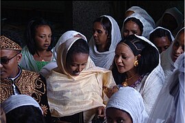 Photographie d'un mariage avec des femmes voilées.