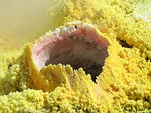 פומרולה - פתח בקרום כדור הארץ הפולט קיטור וגזים געשיים. בתמונה פומרולה בצבע צהוב מהאי הגעשי וולקנו באיטליה.