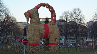 Julbocken 2011, en vecka innan den brann ned.