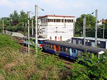 Le poste d'aiguillage 1 derrière une rame RIB venant de Paris-Nord.