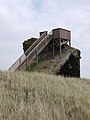 Holzaufbau auf gesprengtem Bunker