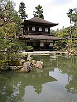 zweistöckiges Gebäude mit weißen Wänden im Erdgeschoss und Holzwänden im Obergeschoss, Ginkaku-ji.