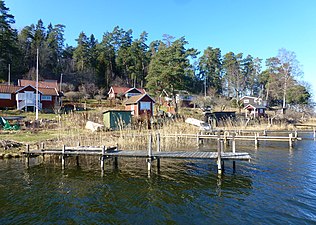 Strandområdet med bryggor.