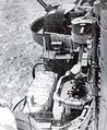 Affut double de 25 mm Type 96, vu sur le pont supérieur bâbord du croiseur lourd Haguro. On voit aussi en retrait un affut DP double de 127 mm, Type 89.