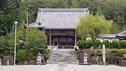 城跡に建つ本泉寺。