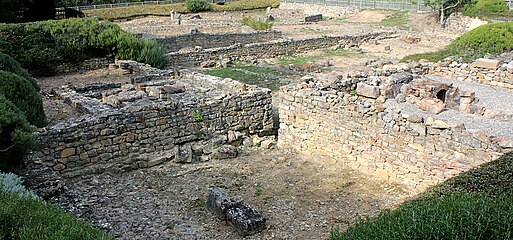 2 - Vue générale du site : maison à hypocauste à gauche, grand four à droite