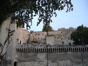 La façade nord du Petit Palais derrière les remparts de la ville.