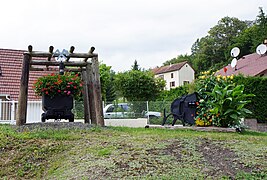 Deux types de berlines utilisées comme monument décoratif et mémorial au hameau de la Houillère, à proximité de l'ancien puits Saint-Louis (Haute-Saône).