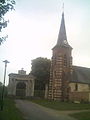 L'église devant l’entrée du château.