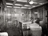 Suite C-76 de primera clase del Olympic, ornamentada con el estilo renacimiento italiano, con paneles de madera satinada.