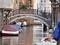 le ponte Tetta reliant les calle et fondamenta éponymes ;