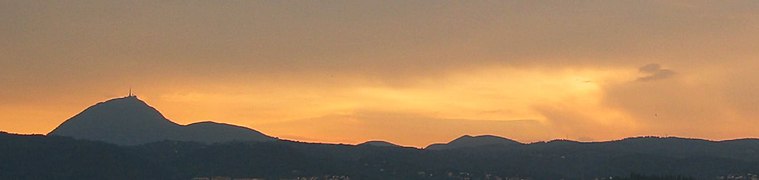 Coucher de soleil derrière le puy de Dôme (à gauche).