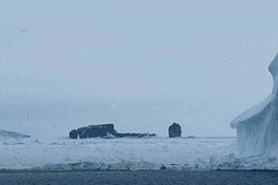 L'île Scott et le Pilier de Haggit parmi les icebergs