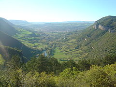 Vue à droite sur la Pouncho d'Agast avant de descendre vers Massebiau durant le Grand Trail des Templiers 2014. Au fond Millau le viaduc de Millau.