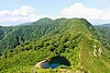 夜叉ヶ池山から望む夜叉ヶ池と三周ヶ岳（2013年6月17日）