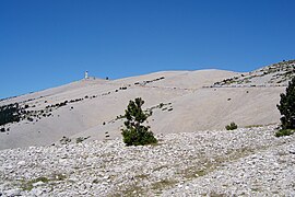 D974 sud et est à environ 3 km du sommet.