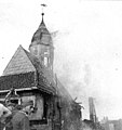 Brennender Mittelturm der Haupttribüne der Alten Bult nach einem Luftangriff 1942–43