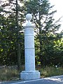 Le colonne all’ingresso di Aurisina Centro. Segnano il confine storico fra il Libero Comune di Trieste e la Contea di Gorizia e Gradisca.