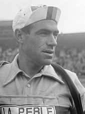 Portrait en noir et blanc d'un cycliste portant une casquette.