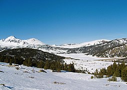 Le barrage et le lac en hiver. Puig Peric (2810m) au fond à gauche.