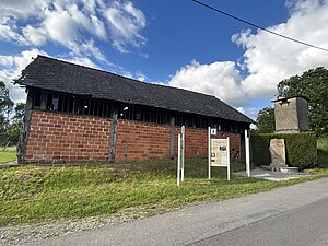 Vue partielle des vestiges depuis la route.