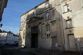 Porte de l'ancien collège de garçons, entrée sur le parc.