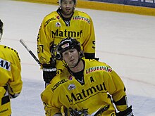 Photographie de Darcy Werenka avec le maillot jaune de Rouen