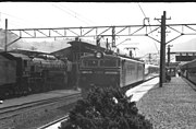 瀬野駅を通過中の151系特急の後部補機EF61（1963年8月）