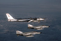 アメリカ空軍のF-4E戦闘機にインターセプトされるTu-95RTs“ベアD”