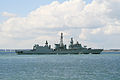 Il FGS Emden in navigazione davanti alla base navale di Portsmouth, UK, nell'aprile del 2013.