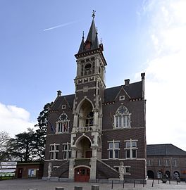 La maison communale néogothique.