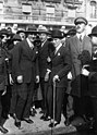 Avec Charlie Chaplin devant le Claridge's à Londres en 1921.