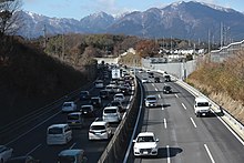 画像左 :新名神と接続する亀山JCT付近の渋滞 画像右 : 四日市IC - 鈴鹿IC間における下り線側の渋滞。路線は一部区間で暫定3車線化された。