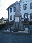 Monument aux morts pour la patrie, devant la mairie.