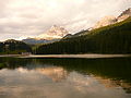 Il lago visto da sud. Sullo sfondo le Tre Cime di Lavaredo