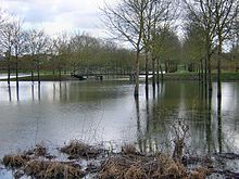 Le Brionneau en crue dans le parc Balzac à Angers.