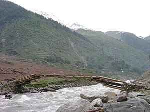 Puente construido con troncos de árbol sobre el río Kunar, en Pakistán.