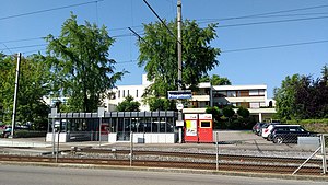 Shelter on platform behind carriageway