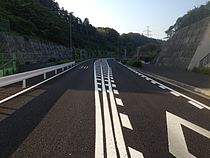 2009年に先行開通した名瀬街道〜緑園都市方面の道路（2014年5月）