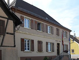 The town hall and school in Niederentzen