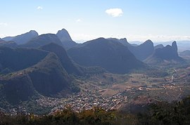 Vista remota da cidade em meio aos pontões rochosos típicos do município