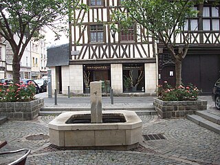 La fontaine de la place.