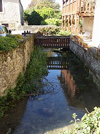 La Rèze dans le bourg de Trémolat.