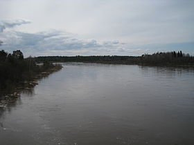 Photographie d'une rivière avec des forêts de chaque côté.