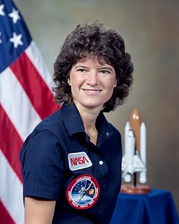 Retrato de 1984 de Sally Ride, uma física dos Estados Unidos e astronauta da NASA que em 1983 se tornou na primeira mulher de seu país e a terceira do mundo em explorar o espaço sideral, depois das cosmonautas Valentina Tereshkova, em 1963, e Svetlana Savitskaia, em 1982. Foi a astronauta americana mais jovem a voar no espaço, tendo feito isso aos 32 anos. (definição 2 790 × 2 790)