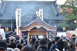 本殿前での勝鬨（2019年12月14日撮影）